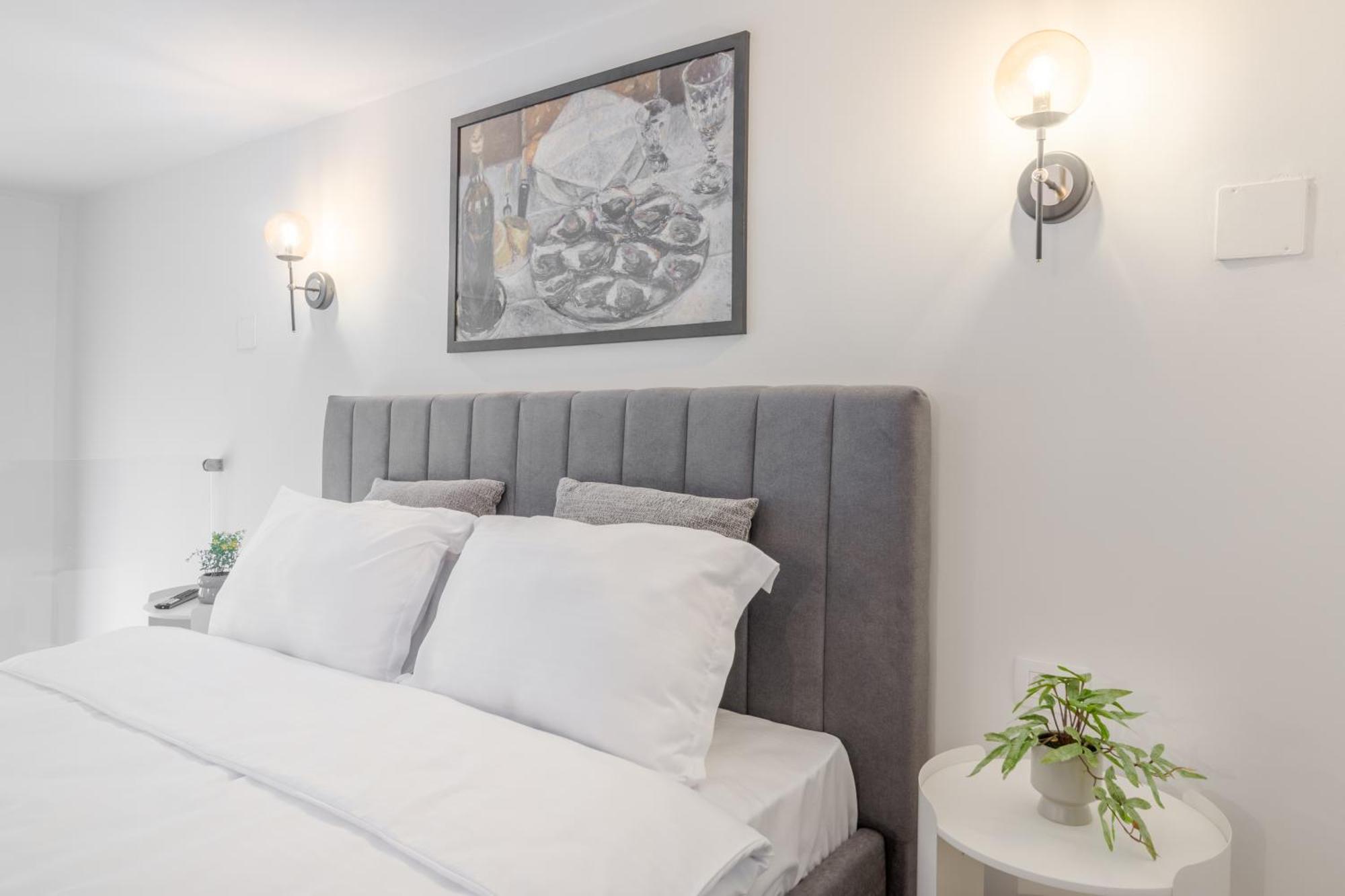 Ultra-central Lux + Free Parking + Self Check-in Apartment Oradea